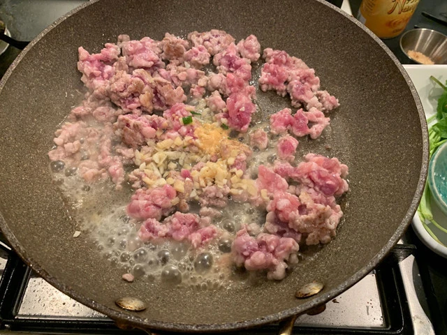 ６．ニンニク、生姜、鶏ガラスープの素、水を入れる。