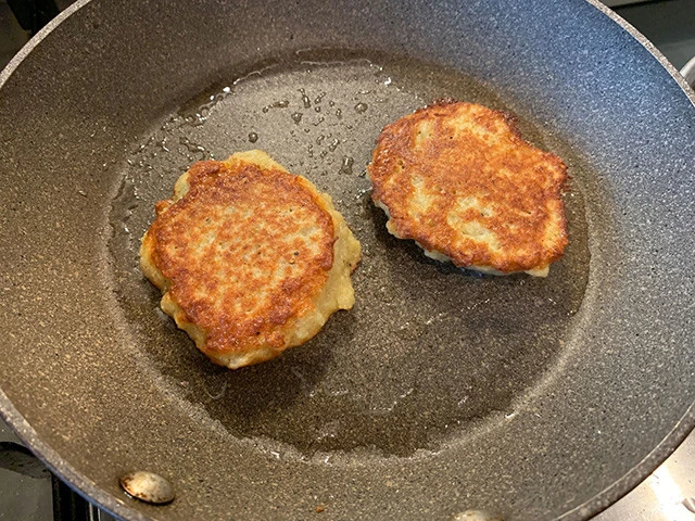 7.中弱火で片面3~5分ほど、両面をキツネ色になるまで焼く。