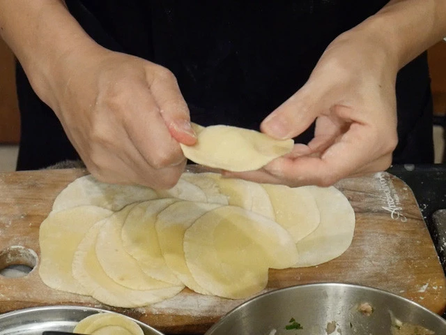 １２．半分に折って三日月型を作り、皮同士をギュッとくっつける。（必要であれば水を使う）