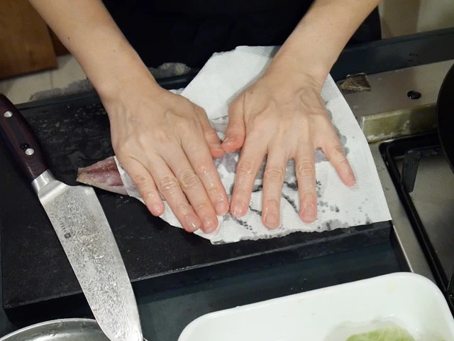 １．さばを水で軽く洗いキッチンペーパーで水分をふく。
