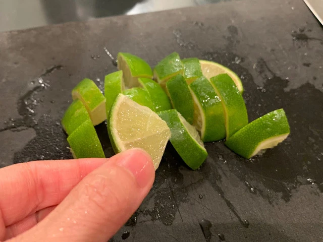 ３．ライムを１６等分くらいにカットする。