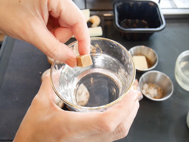 １．水に固形コンソメを溶かしておきます。