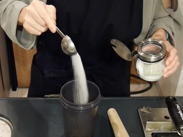 ５．さらに砂糖を入れる。（勇気を出してドバドバっと！）