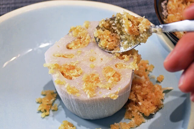 (2)詰める! 酢水でゆでたレンコンを冷まし、キッチンペーパーなどで水気を取ったら穴に(1)を詰めていく。もちろんあらかじめ水煮されているレンコンを買って使用しても問題ない