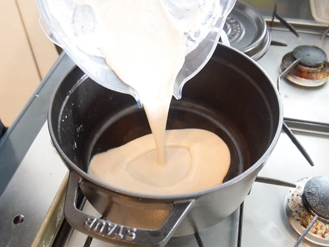 ９．滑らかなスープ状になったら鍋に戻し温め直す。（裏ごしするとより滑らかに）