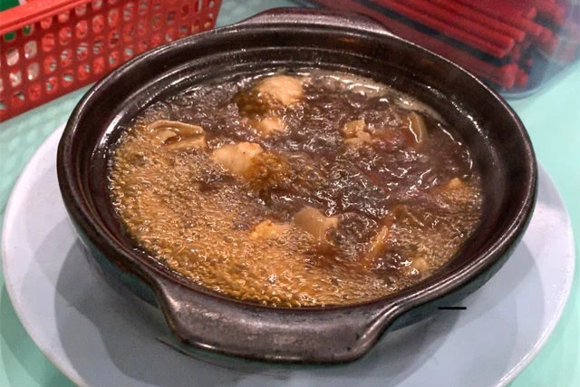 土鍋でグツグツと煮えたぎるマレーシア系バクテー