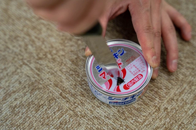 炊飯も可能! ツナ缶コンロ ①ツナ缶に直径1㎝の穴を開ける