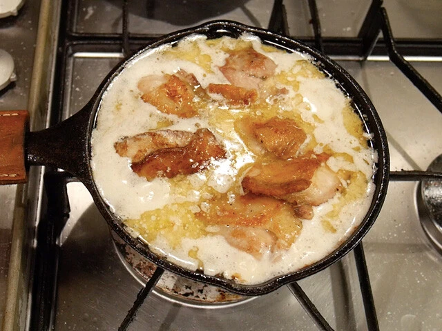 ４．鶏肉を戻し５分程度煮込んだらできあがり。トッピングして盛り付けましょう！