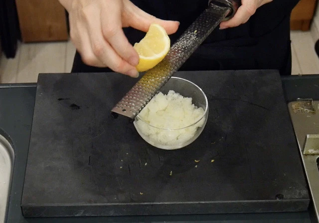 ９．器に盛り付けてお好みでレモンの皮のすりおろしをかける。