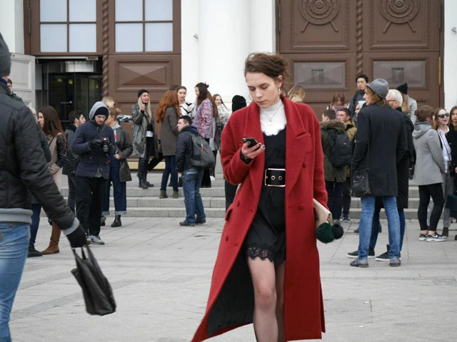 赤いコートが似合いすぎる美女