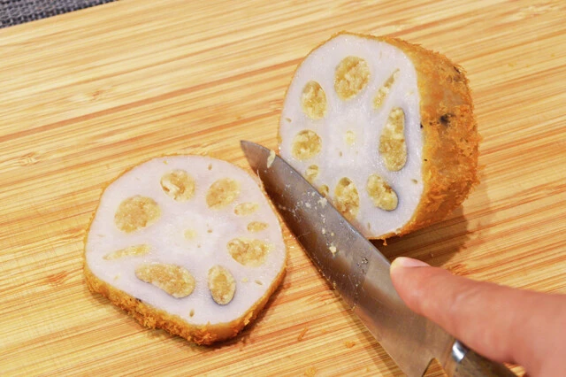 (4)切る! レンコンのシャキシャキ、から揚げ粉のザクザクした食感が楽しめるよう、厚さ1cm前後にカットするのがオススメ。おつまみだけでなく、おかずとしても優秀です!
