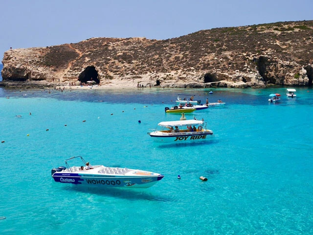 船がまるで空を飛んでいるかのよう