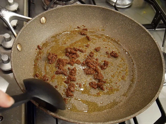 ２．プライパンに油（分量外）をひいて中弱火でレッドカレーペーストを炒める。