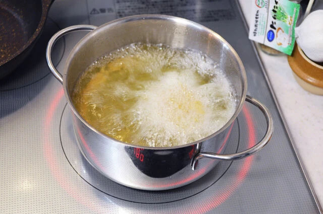 (3)揚げる! 水で溶いた市販のから揚げ粉に(1)を詰めたレンコンを絡め、熱した油で揚げる。から揚げ粉のマニュアルに従って調理しよう。から揚げ粉は水溶きタイプのものを使用すること