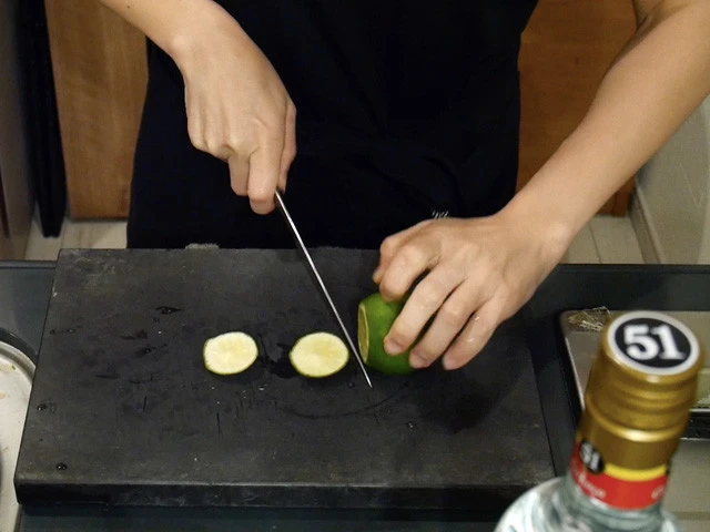 １．ライムを洗い、両端を切り落とす。