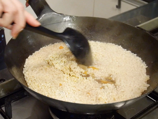 水分が減ってきたら、米だけを混ぜて再び平らにならす。