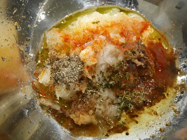 ２．ボウルまたはジップロックなどのビニール袋に鶏肉以外の全て（１.とスパイス、ライム汁など）を入れて混ぜる。漬けダレ完成。