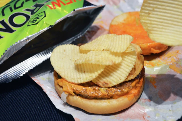 (5)バーガー! 残ったバンズにはソースが染み込んでいるので、ポテチを挟んでポテチバーガーにしよう。サワークリームオニオン味は特に相性抜群。カロリーなんて気にするな!