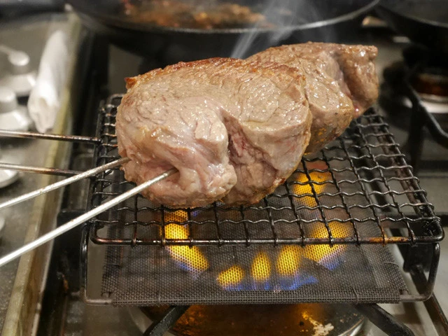 １５．網がある場合は表面を網焼きにするとより香ばしくなります。（家の中がモクモクになります！　警報機が鳴らないように気をつけて！）