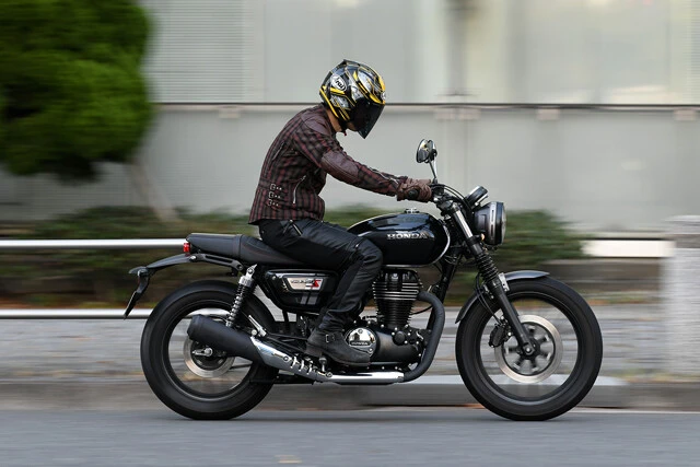 【第3位】ホンダ GB350 S より軽快に、個性を際立たせた、もうひとつのGBがスポーティ仕様のS。やや前傾したライディングポジションで、リアホイールは17インチに小径化。価格は59万4000円