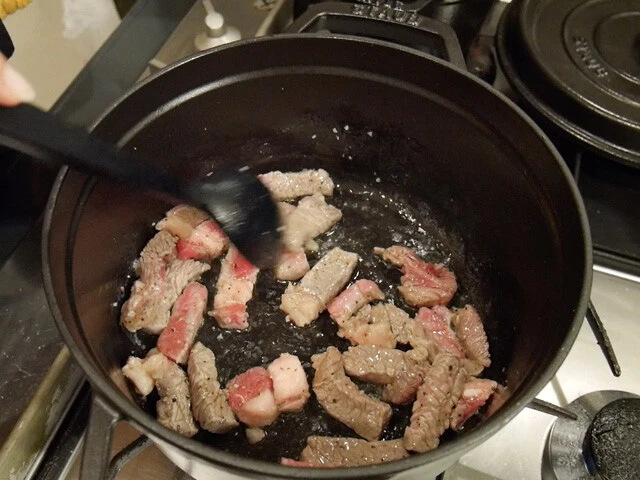 フライパンか鍋に油をひいて中火で肉を焼く。