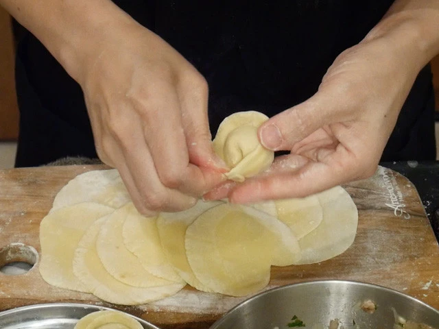 １３．三日月型の端っこ同士をくっつけ帽子型を作る。