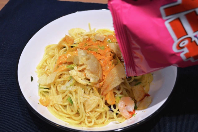 (2)ポテチ! 湖池屋ポテトチップスのガーリック味を細かく砕くと、フライドガーリックの代用品として最高のパフォーマンスを発揮する。お好みの量を豪快に振りかけニンニクマシマシ!