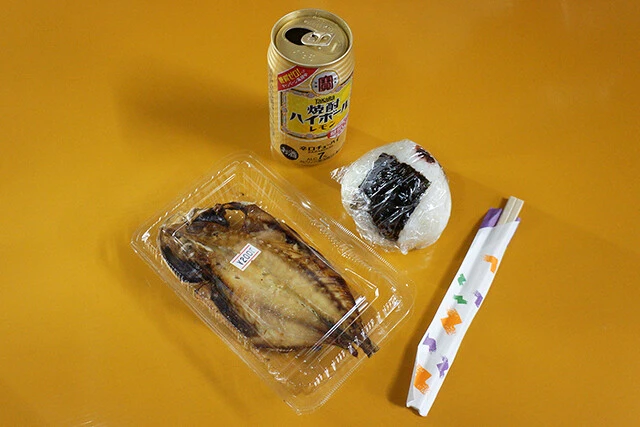 パリッコ新連載『今週のハマりメシ』第１回：下町の角打ちで静かに食べる、アジの開きと梅おむすび