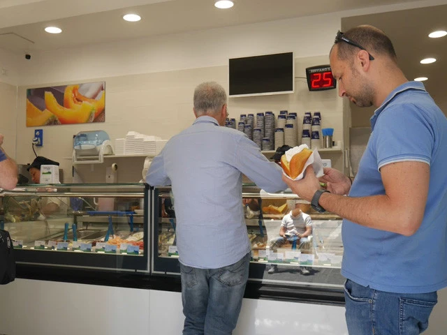 グラニータではないがジェラートをパンに挟む人を発見