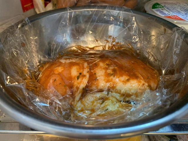 ５．食品用ラップやジップロックなどで密封にし、冷蔵庫で最短１時間～一晩漬け込む。（長く漬け込んだほうが味がしっかり染み込むよ！）