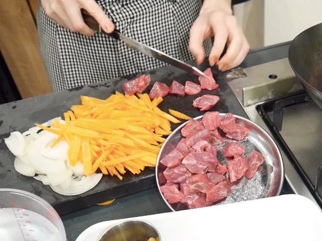 ２．玉ねぎを薄切りにする。にんじんは斜めにスライスし、千切りにする。肉を食べやすいサイズに切る。（カレー用であればそのままでＯＫ！　私は小さく切りすぎてしまった！）