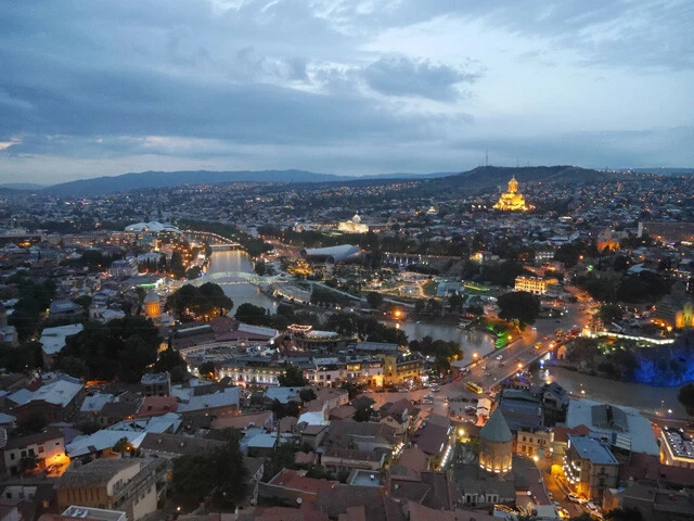 ナリカラ丘からはトビリシの街を一望できる