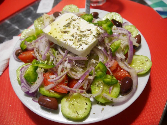 ギリシャ第２の都市である港町テッサロニキで食べたグリークサラダ
