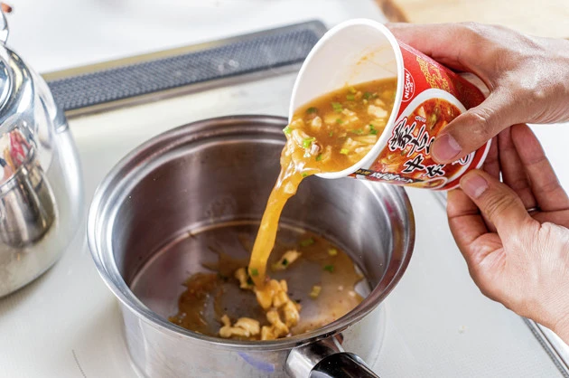 (1)スープ! 蒙古タンメン中本 辛旨豆腐スープに熱湯を入れて手順どおり作ったら、そのまま鍋に移してひと煮立ちさせる。その間にザ☆から揚げをレンチンし、ねぎも細かく刻んでおこう