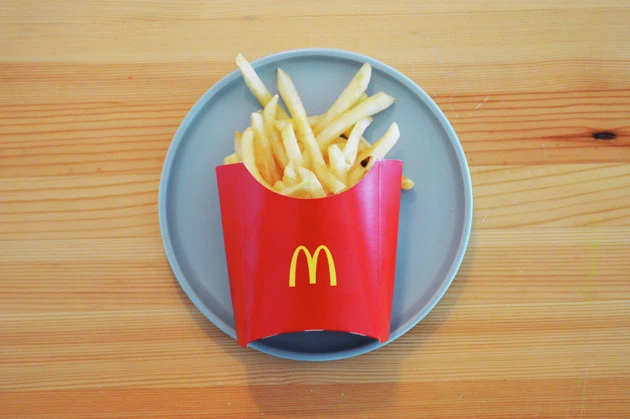 （１）ポテト！　マクドナルドのマックフライポテトは程よい塩味が最高にウマいが、今回は塩なしでオーダーするのが最大のポイント。注文時にレジで伝えるのを忘れないようにしよう