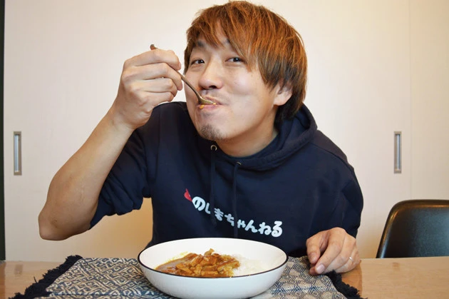 （５）激ウマ！　豚のうま味が極限まで凝縮されたカレーはとても自宅で作るカレーとは思えないほどのコク深さ！　一蘭の「味集中カウンター」を思い浮かべながら、一気にかっ食らうべし！！
