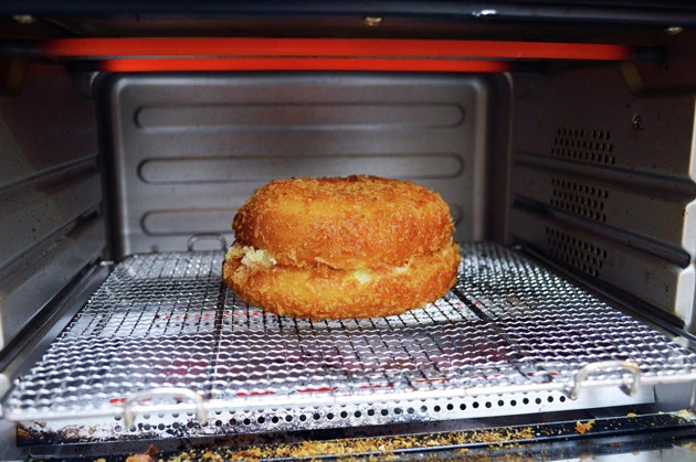 (3)トースト! (2)をトースターに入れ、じっくり時間をかけて焦げる寸前まで焼こう。すると表面がカリカリになる。温度調整ができるトースターの場合は中程度の温度に設定するのがベスト