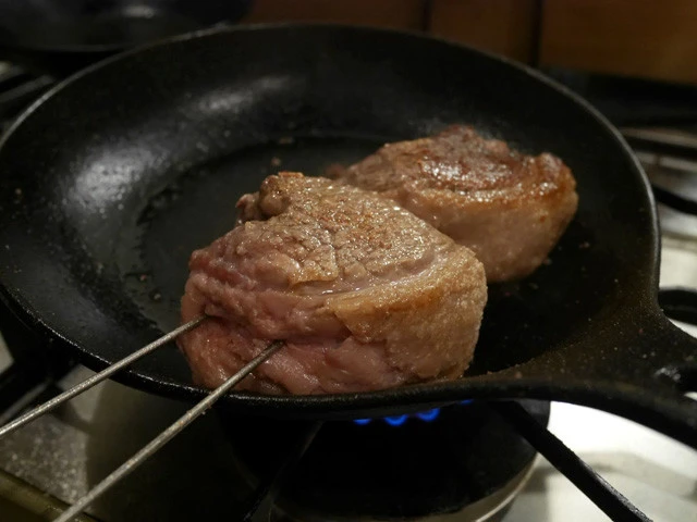 １３．続いて表裏交互にクルクルひっくり返しながら１５～２０分くらい焼く。鍋肌を使って肉のサイドなども焼きます。