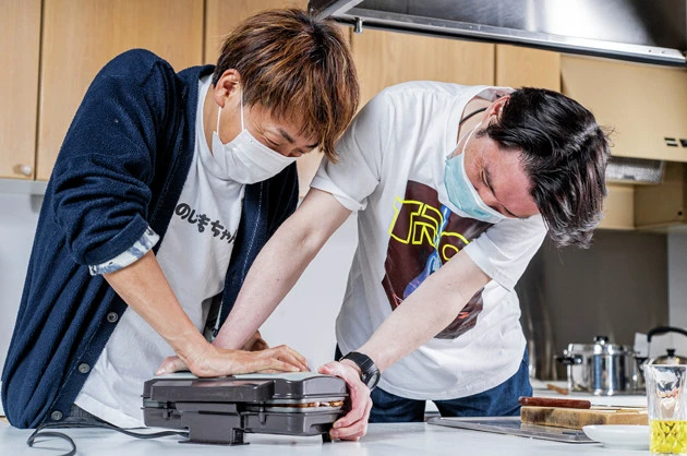 (3)プレス! 具材をすべてのせたら、あとはホットサンドメーカーのフタを強引に閉じるだけ。団子は弾力があるのでひと筋縄ではいかない。全体重をかけて強引にプレスしよう!