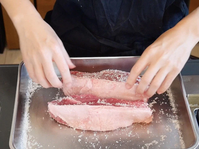 ６．バットなどの上で肉に塩をまぶす。（塩は焼く直前にまぶしてもＯＫ）