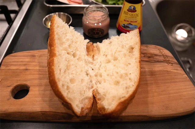 １人分にカットしたパンに、側面から切り込みを入れる（ホットドッグのように表面に切り込みを入れても可）