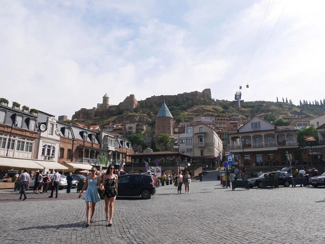 ジョージアの首都トビリシの街中。丘の上に見えるのは古代のナリカラ要塞