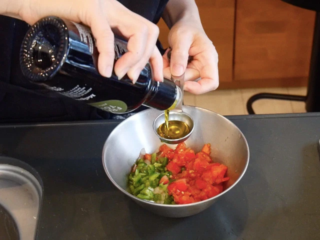 ９．みじん切りした野菜に、ホワイトビネガー、オリーブオイルを加えて混ぜる。