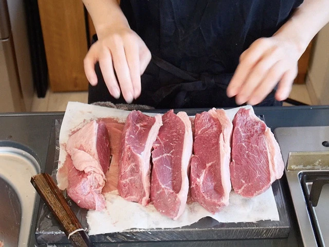 ５．今回は約１ｋｇのお肉の端っこを切り落とし、シュラスコに使う部分を４切れに切り分けました。ここから２切れ使います。