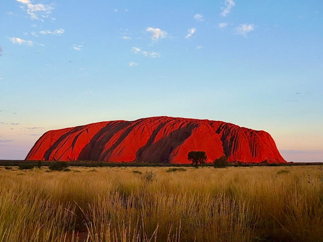 「地球のヘソ」と呼ばれるオーストラリアの代表格ウルル（エアーズロック）