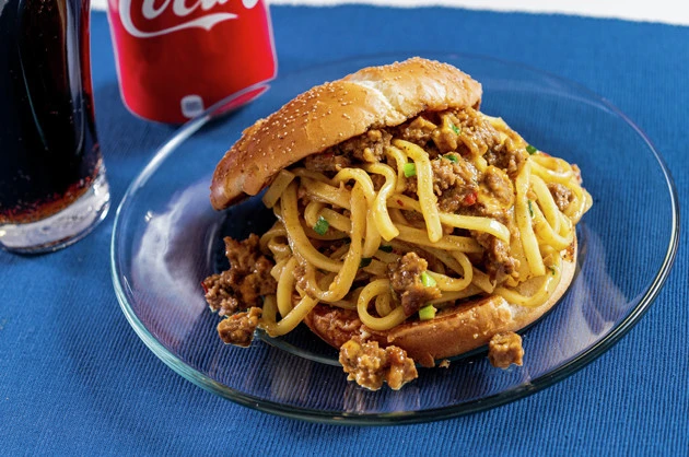 【B級フード研究家・野島慎一郎のバカレシピ】サムライマックのお肉を具にした絶品マシマシまぜそば「サムライまぜそばバーガー」
