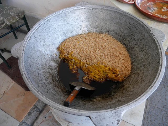 鍋の中。ご飯の下から大量のにんじんがのぞいている。二層にして炊くようだ