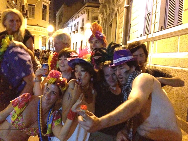 スーパーお祭りモードの私と旅仲間と知らない人たち