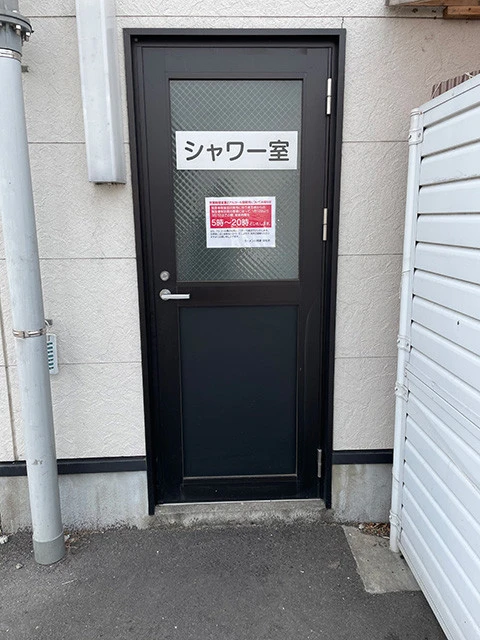 長距離ドライバーのために、無料で貸し出すシャワールームを設置している店舗もある