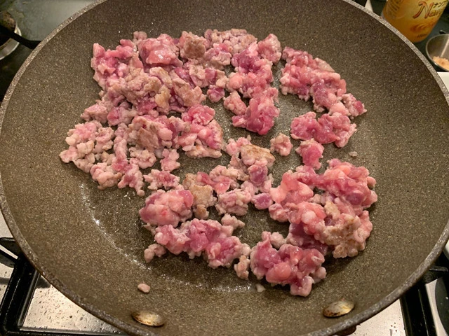 ５．フライパンで挽肉を色づくまで炒める。